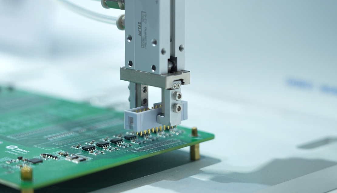 Inserzione ad alta efficienza con cobot DOBOT